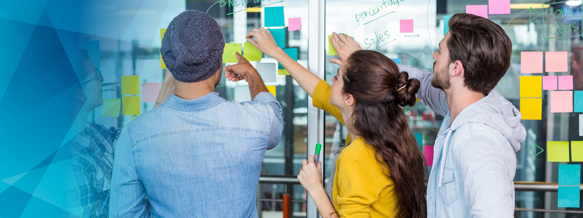Menschen stehend vor einer Glaswand mit Post-Its