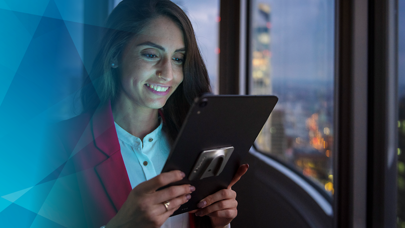 Frau schaut auf ein Tablet