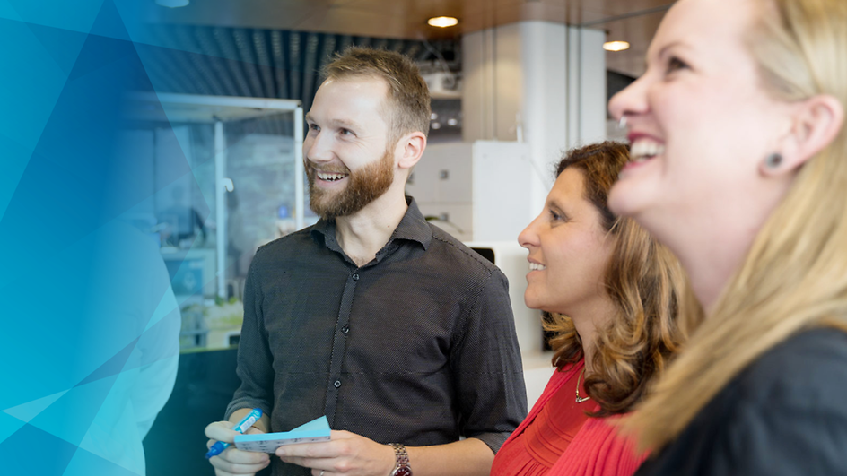 Menschen lächelnd und sich anschauend im Skydeck Frankfurt der DB Systel