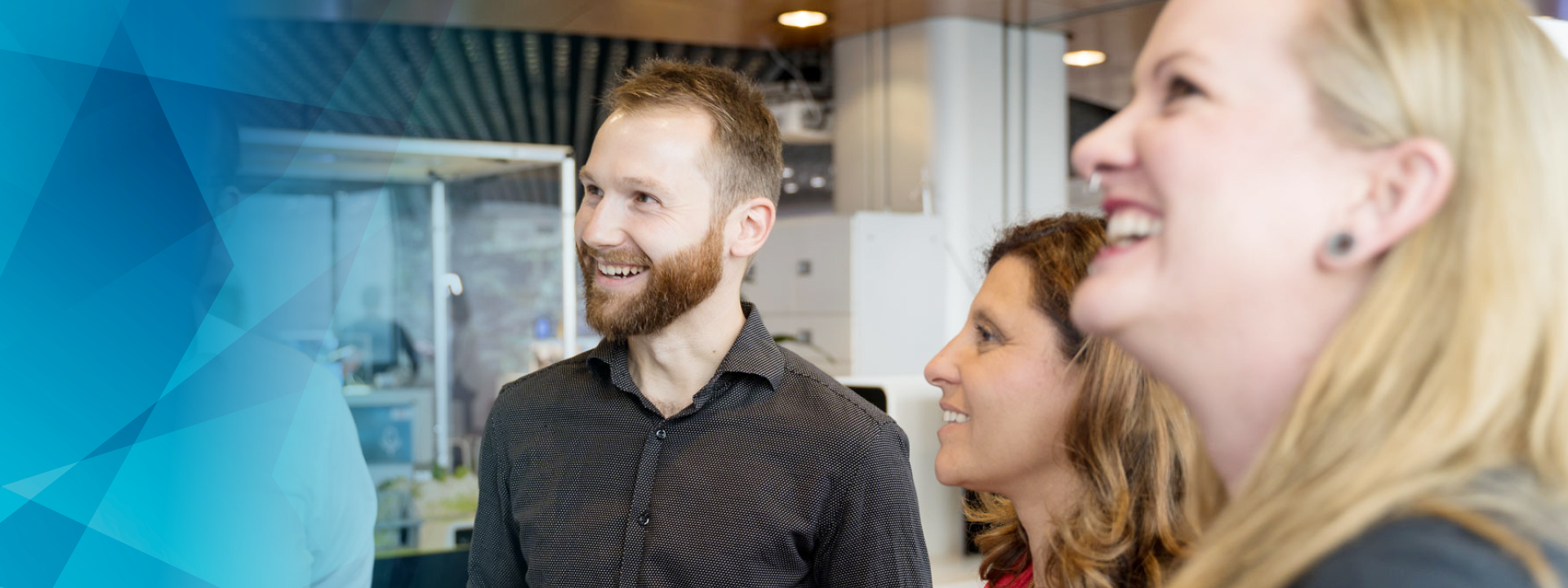 Copyright: Deutsche Bahn AG / Skydeck People smiling and looking at each other in the Skydeck Frankfurt of DB Systel