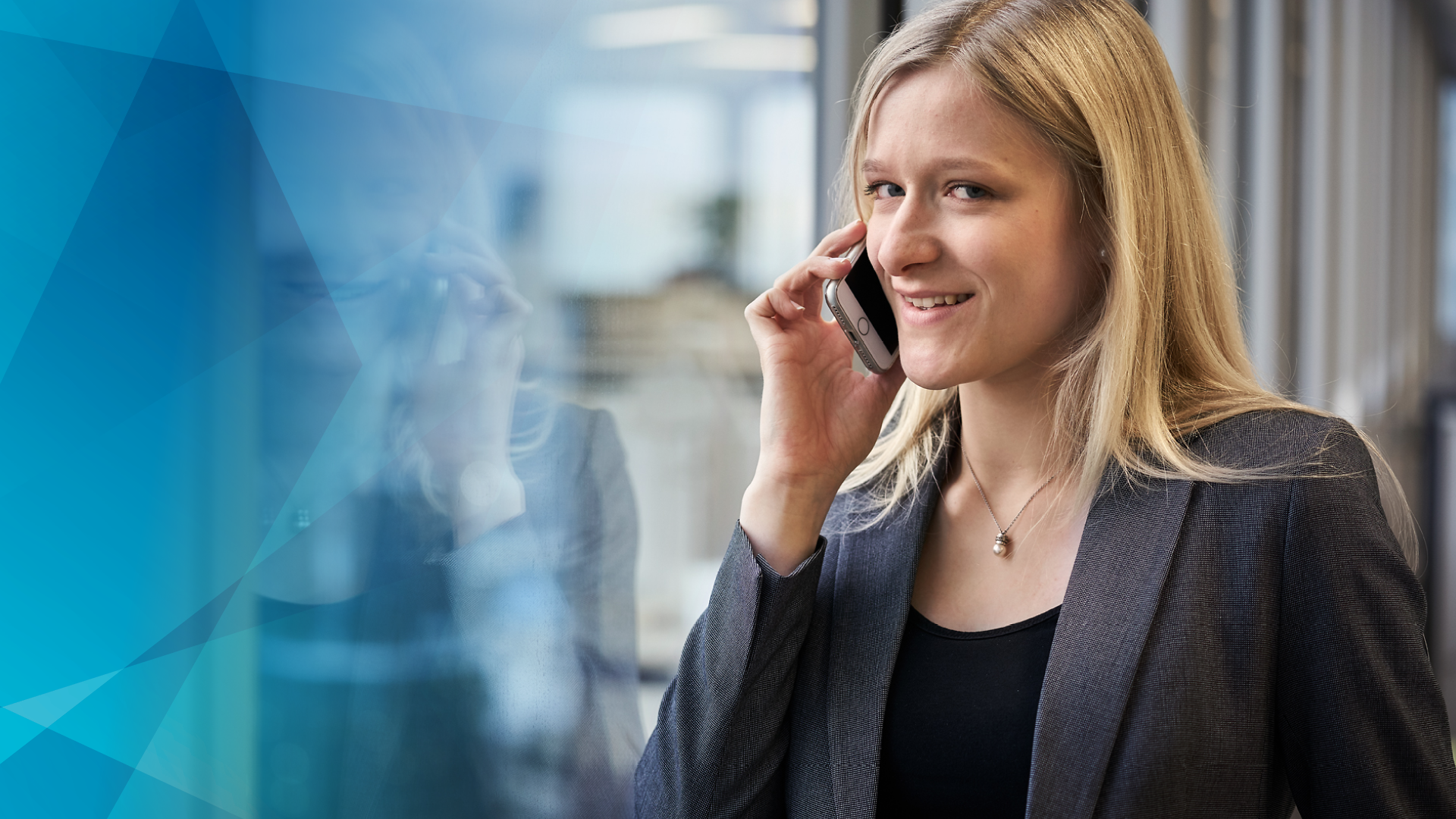 Junge Frau telefonierend mit Smartphone