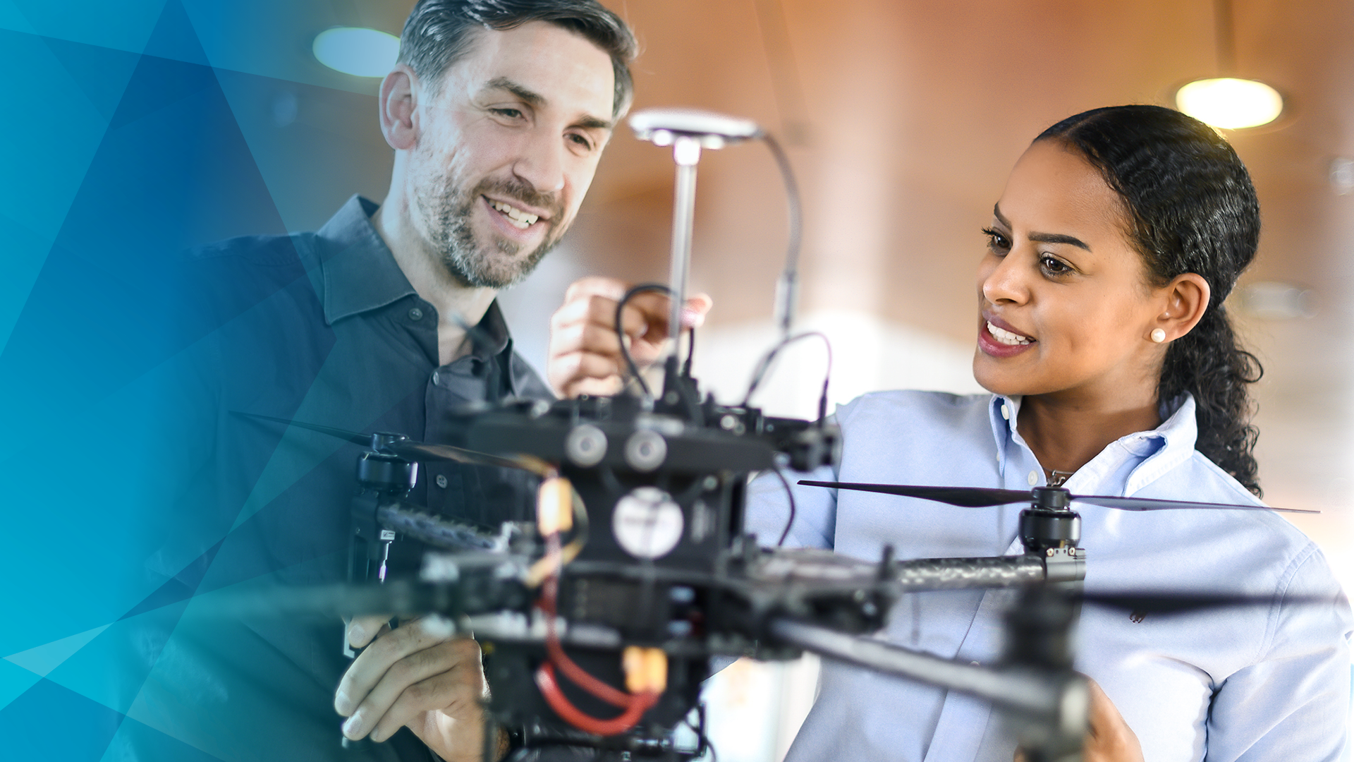 Woman and man with a drone in the DB Skydeck in Frankfurt