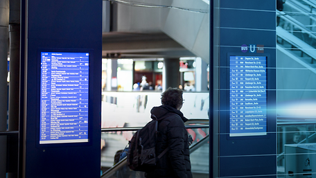 Anzeigetafel am Hauptbahnhof Berlin