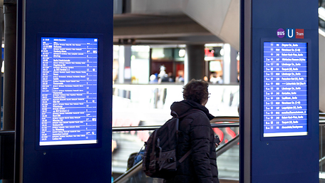 Anzeigetafel am Hauptbahnhof Berlin
