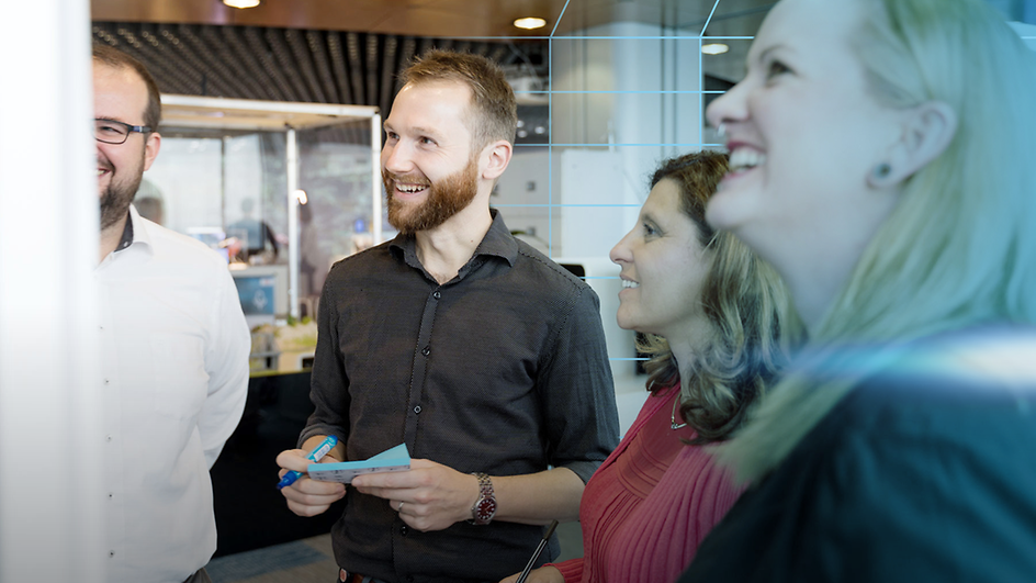 Menschen lächelnd und sich anschauend im Skydeck Frankfurt der DB Systel