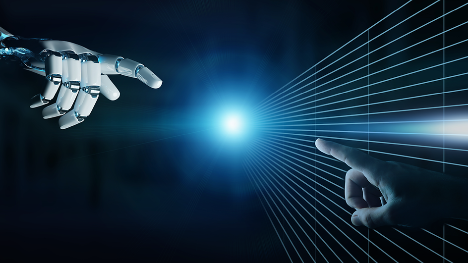 Links eine Robotorhand, rechts eine menschliche Hand, beide in die Mitte auf hellen leuchtenden Punkt zeigend.