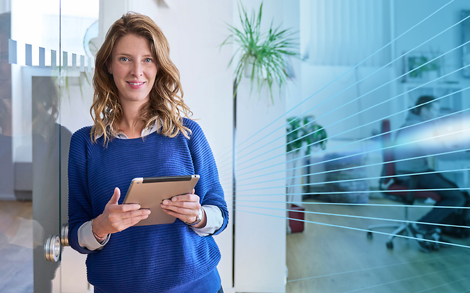 Frau mit Tablet in der Hand im Büro stehend