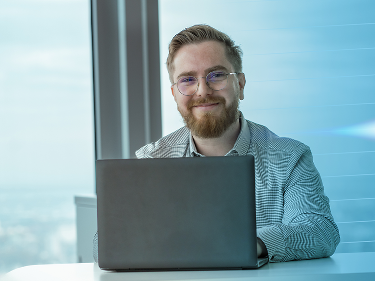 Markus Eifler hinter einem Laptop sitzend