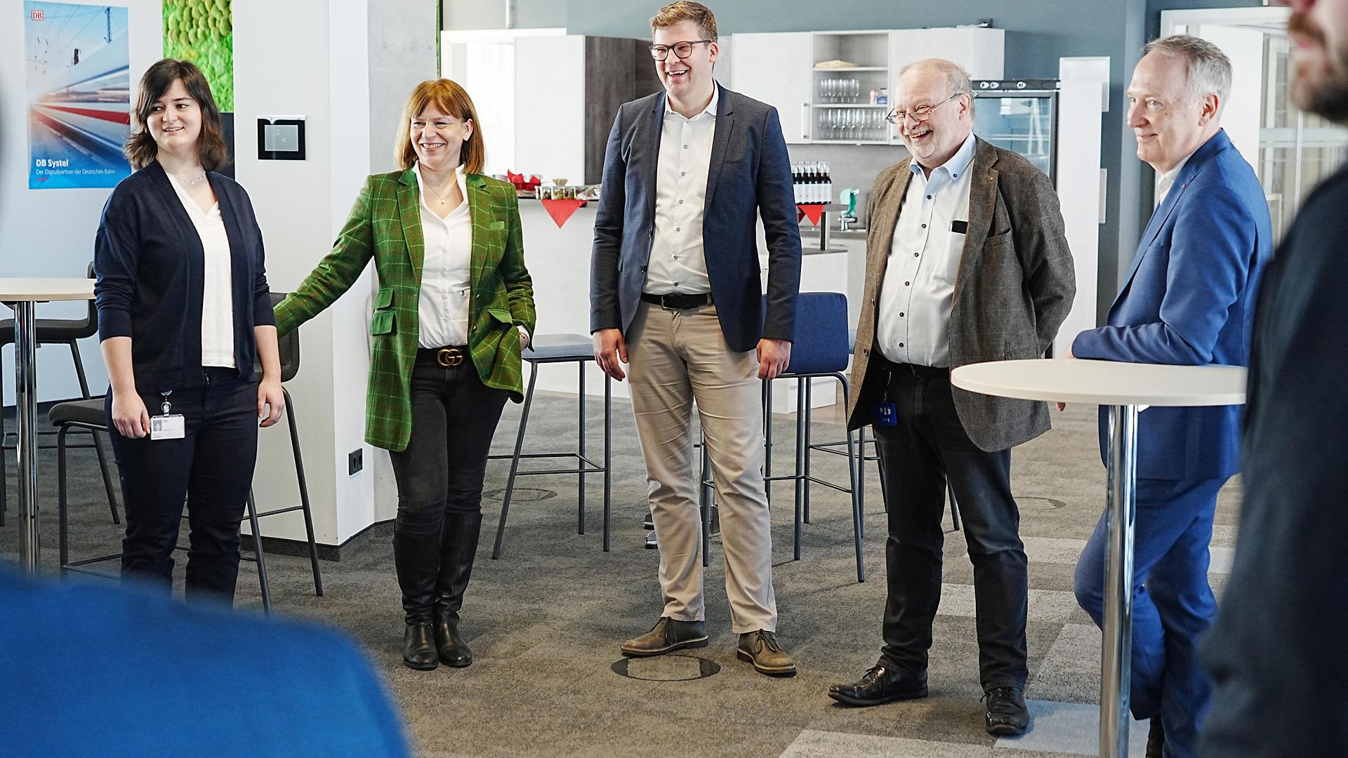 Mehrere Personen stehend in einem Gebäude