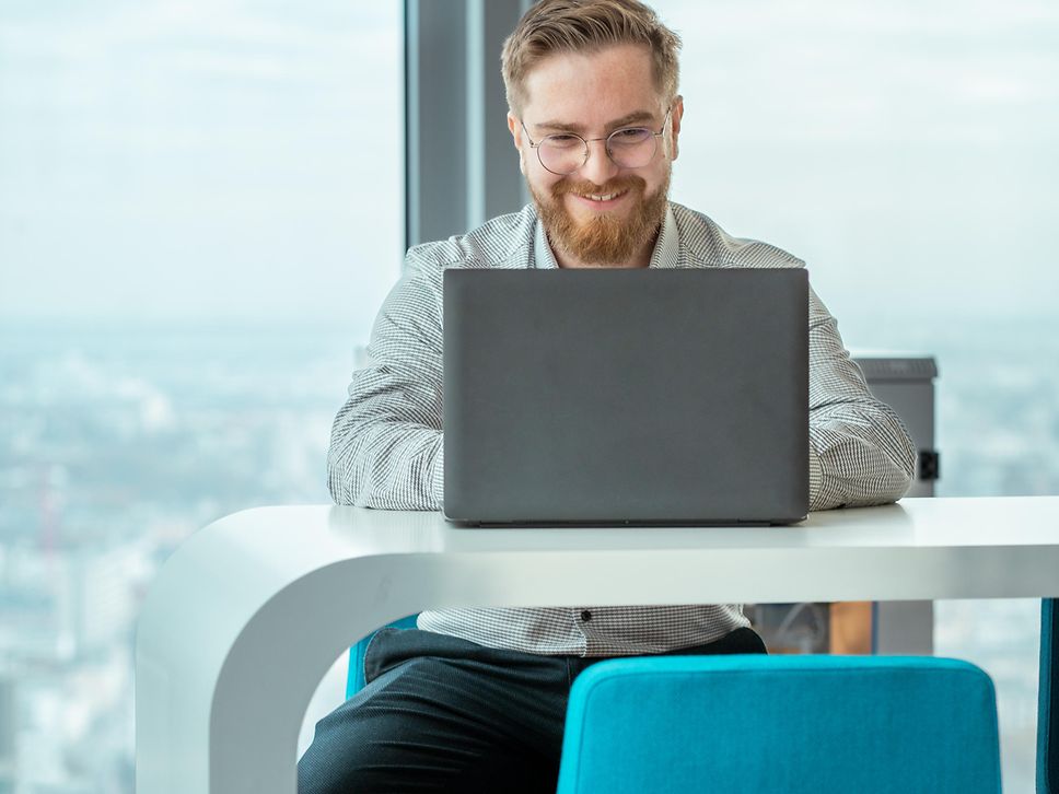 Markus Eifler am Laptop sitzend