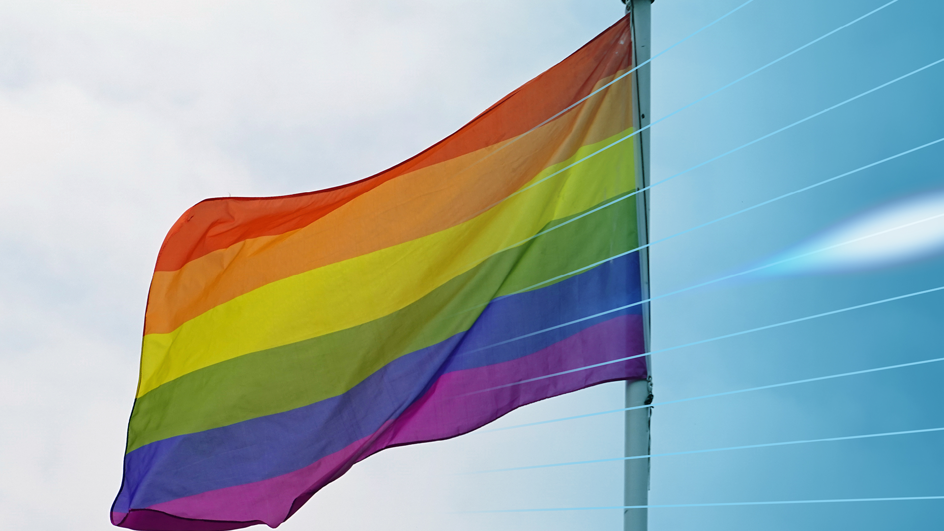 Regenbogen-Flagge vor blauem Himmel