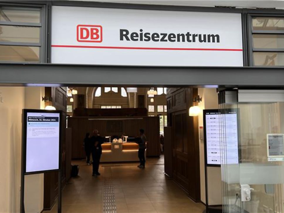 Der RZ-Ticker rechts und links vom Eingang des Reisezentrums Nürnberg Hauptbahnhof 