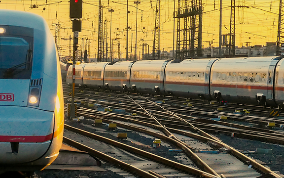 Zwei ICEs fahren in einen Bahnhof ein