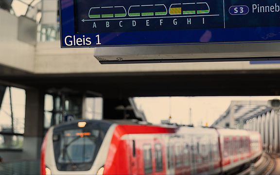 Regio im Bahnhof, Fokus auf Zuganzeige am Gleis mit Auslastungsinformation