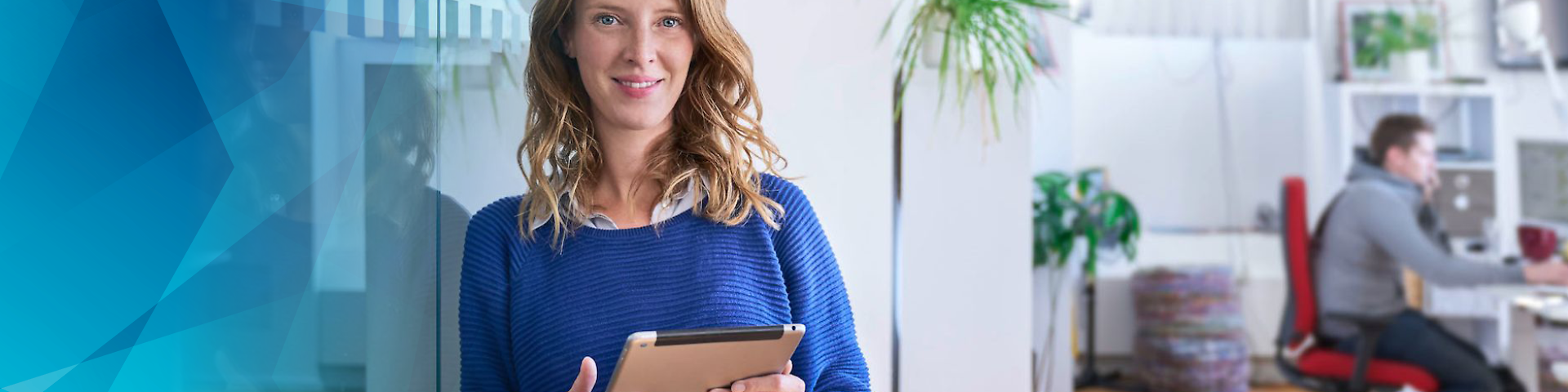 IT Mitarbeiterin mit Tablet in der Hand