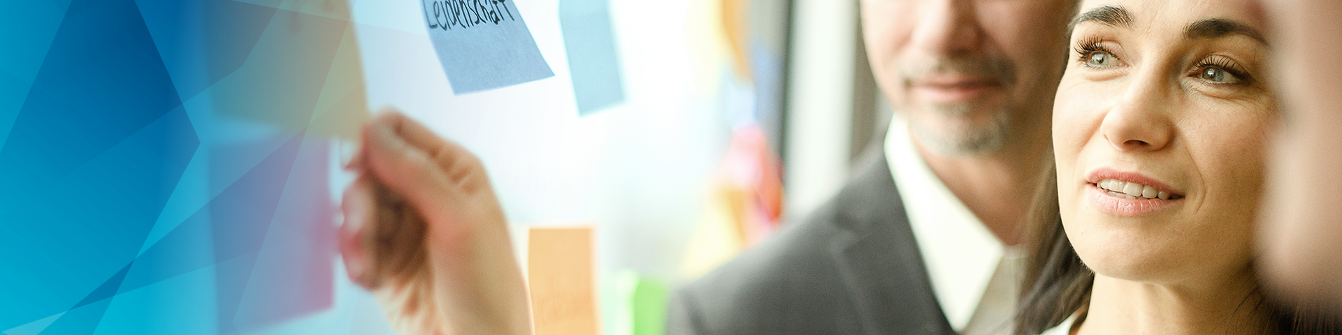 Menschen betrachten Post-Its an einem Fenster