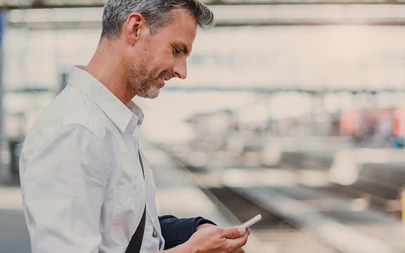 Mann mit Smartphone