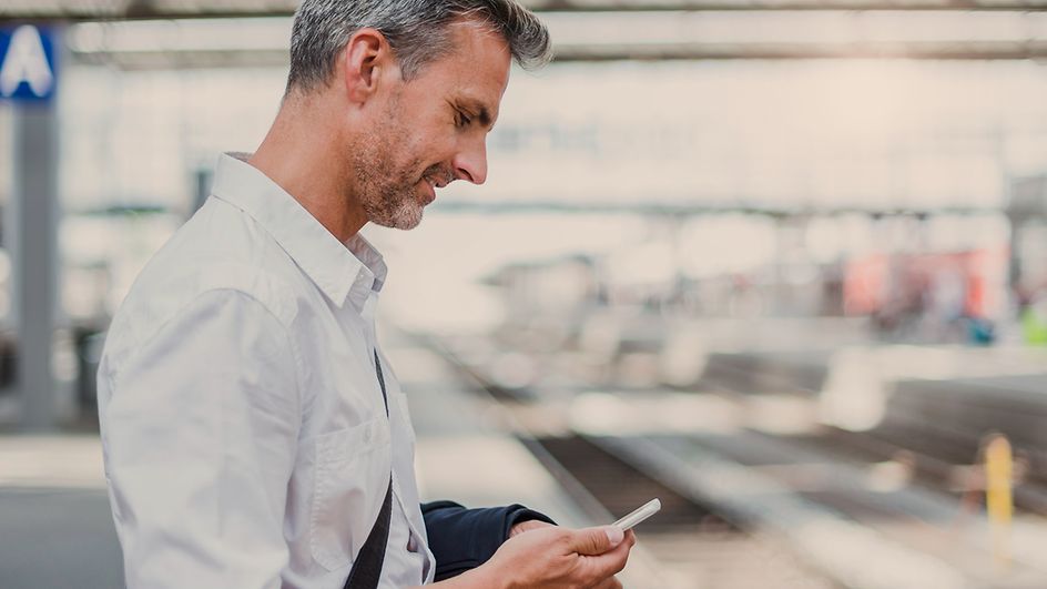 Mann mit Smartphone