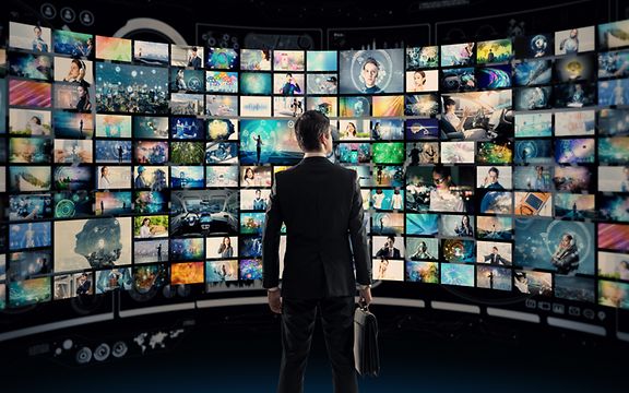 Header_DigitalSignage_AdobeStock_216468133_metamorworks