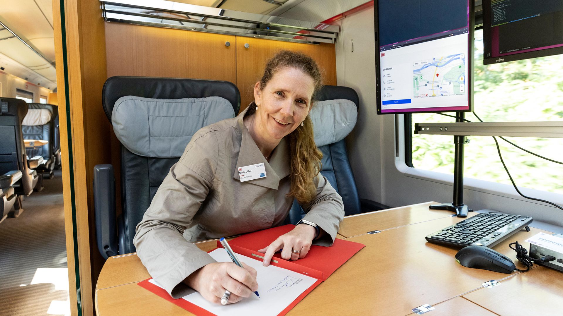 Nicole Göbel beim Unterzeichnen eines Vertrages