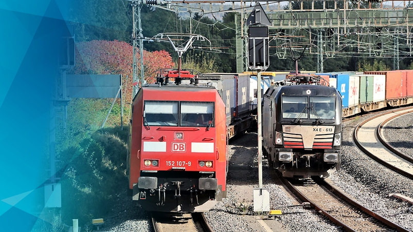 Zwei Güterzüge nebeneinander fahrend.