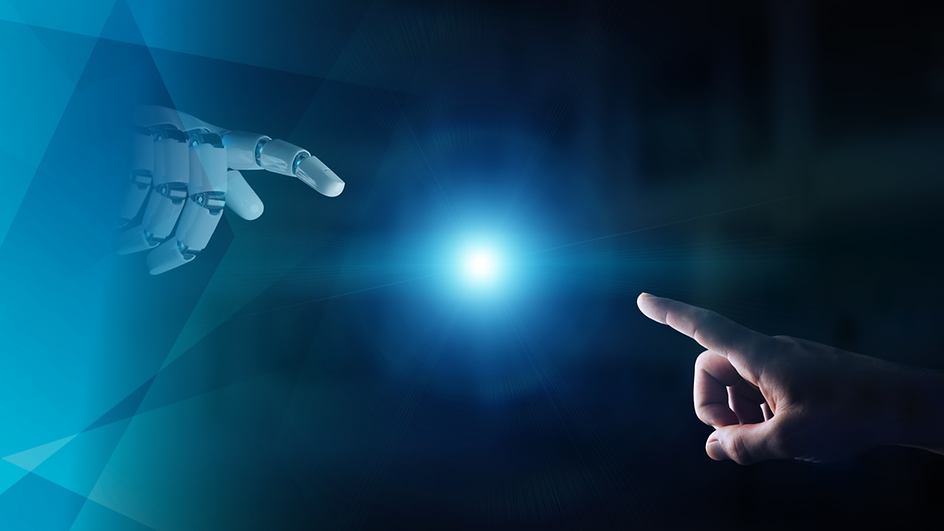 Links eine Robotorhand, rechts eine menschliche Hand, beide in die Mitte auf hellen leuchtenden Punkt zeigend.