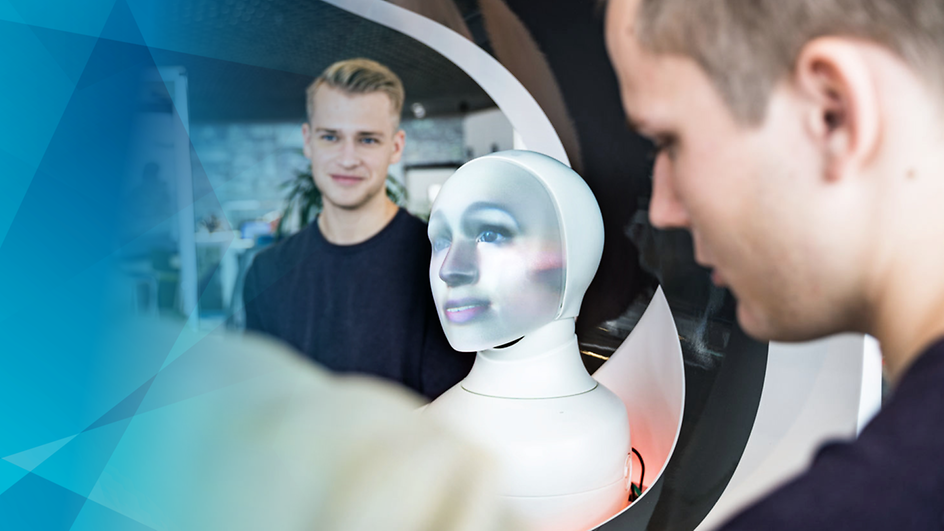Roboterkopf SEMMI und zwei Mitarbeitende der DB Systel