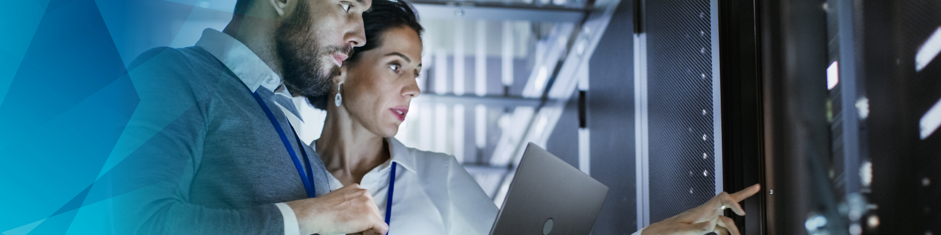 Mann und Frau mit Laptop im Business Outfit