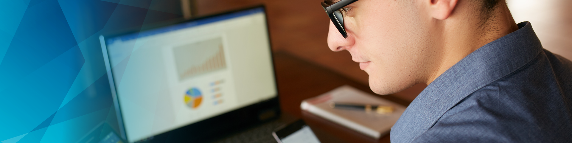 Mann mit Brille vor Laptop, Handy und Tablet