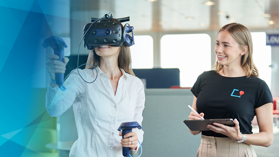 Frau mit VR-Brille neben Frau mit Tablet