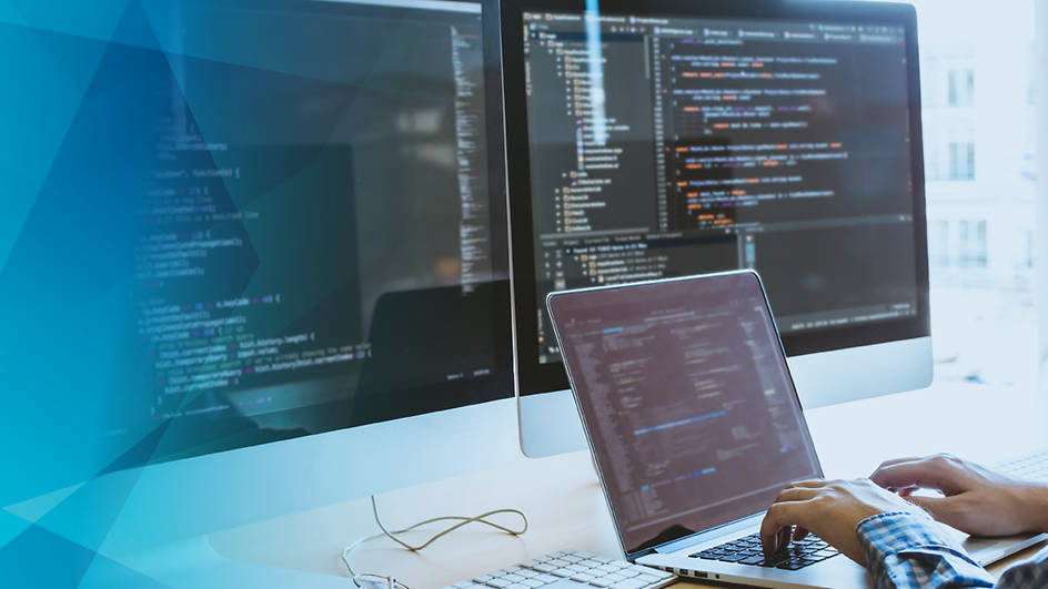 Drei Bildschirme mit Code
